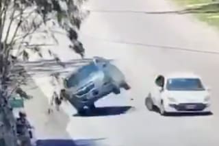 Chocó de atrás por mirar el celular y estuvo a punto de matar a dos personas en plena avenida