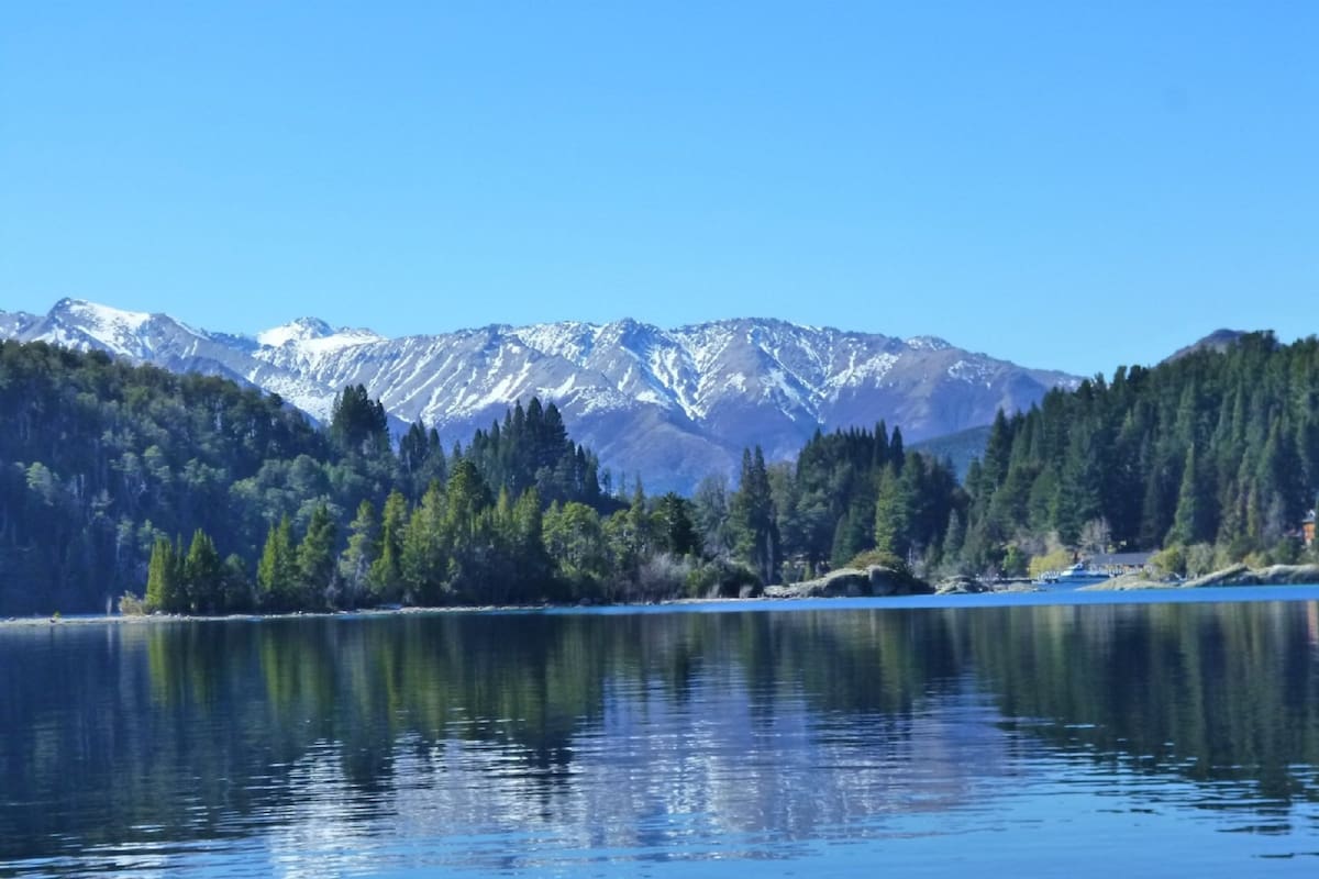 Dos pescadores graban la presencia de un cuerpo extraño en el lago Nahuel Huapi