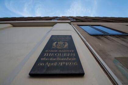 Dos placas marcan el lugar de nacimiento de la reina en 17 Bruton Street, Mayfair, Londres. (Foto de Chris Ratcliffe / Getty Images)