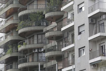 Dos plazas, calles arboladas, la conectividad, la oferta comercial y el encanto del boulevard Charcas atraen al segmento que no puede acceder a las locaciones premium