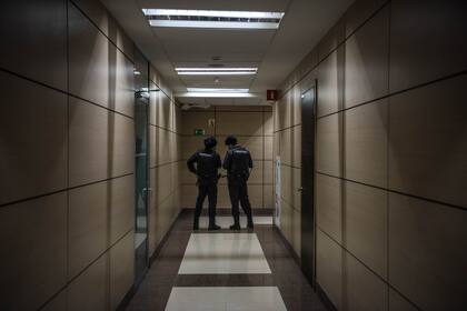 Dos policías custodian un pasillo en el edificio donde se encuentra la fundación anticorrupción de Navalny