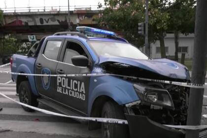 Dos policías heridos en Barracas: fuerte choque entre un patrullero y un micro de larga distancia