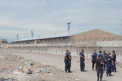 Dos presos limaron los barrotes de una celda, treparon un muro y se fugaron del penal de General Roca