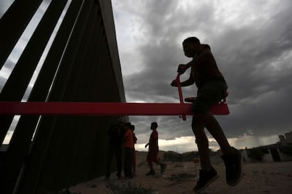 Dos profesores construyeron subibajas en la frontera para mostrar la unión de México y EE.UU.