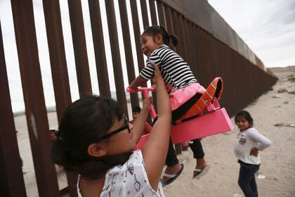 Dos profesores construyeron subibajas en la frontera para mostrar la unión de México y EE.UU.
