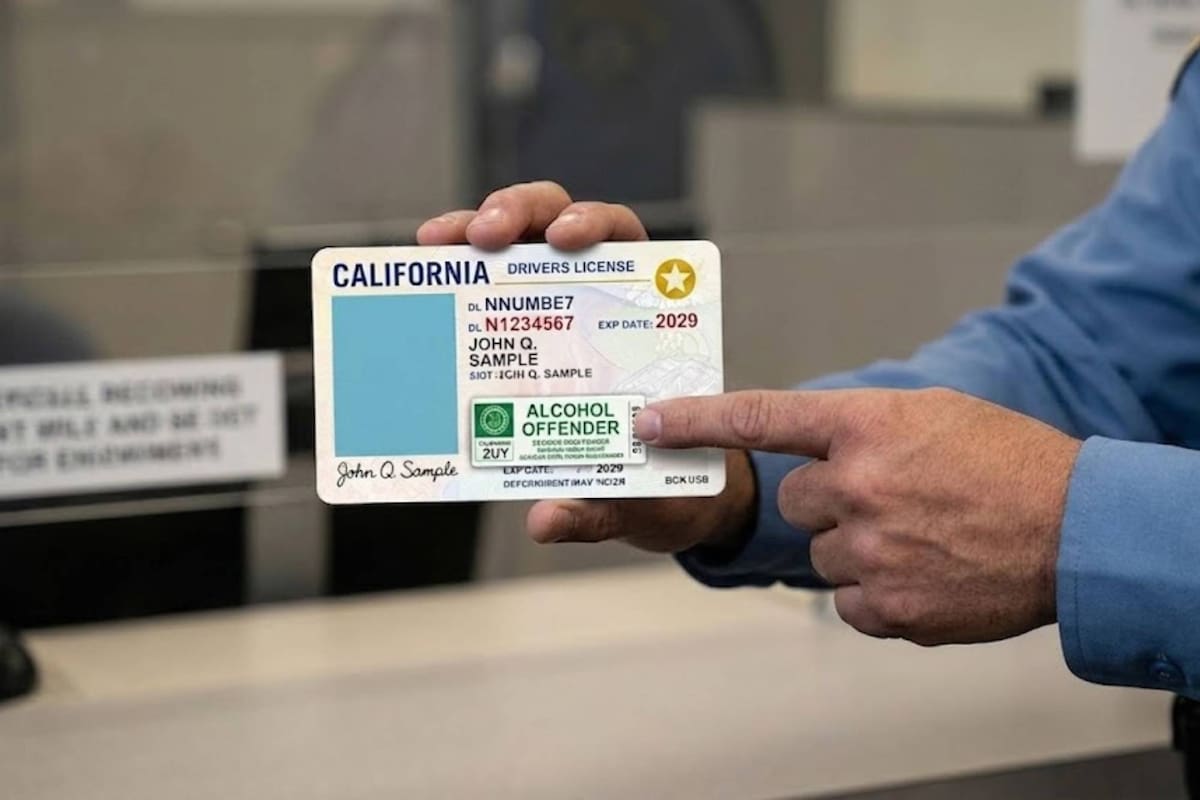 Dos propuestas legislativas de California buscaban restringir la venta de alcohol en conductores residentes a través de calcomanías del DMV