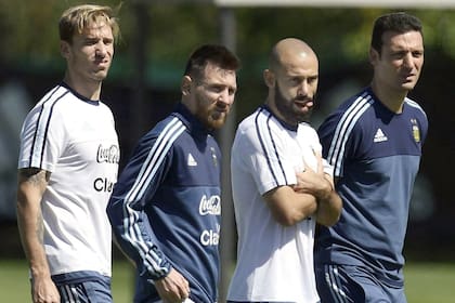 Una imagen del polémico pasaje por el Mundial de Rusia 2018, con Messi y Mascherano, junto con Scaloni, entonces integrante del cuerpo técnico de Sampaoli