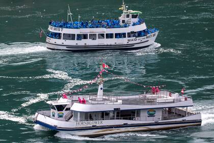 Dos realidades: el barco estadounidense en una excursión normal; el canadiense, con apenas seis turistas; la imagen más impactante de las diferentes maneras de enfrentar la pandemia de coronavirus