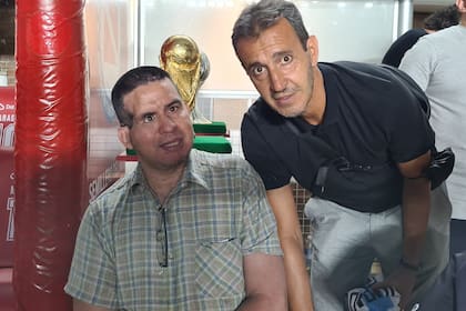 Dos referentes de Argentinos, presentes en el recordatorio a Maradona: Fernando Cáceres y Fernando "Bocha" Batista.