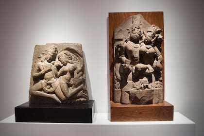 Dos relieves de la mitología hinduista que estaban embalados y ahora se exhiben en el Borges. Son fragmentos arquitectónicos de templos sagrados.