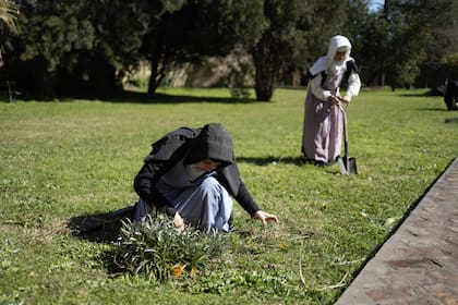 Dos religiosas trabajan en los jardines del Monasterio de la Visitación, una de las tareas cotidianas que realizan dentro de las dos hectáreas del predio