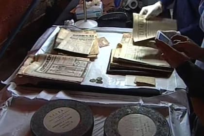 Dos rollos de películas, diarios de la época y monedas fueron algunos de los objetos que se hallaron en la cápsula del tiempo del Monumento a Colón
