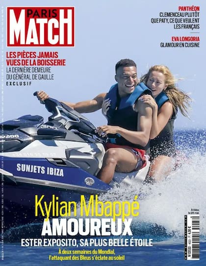 Dos semanas antes del Mundial 2026, Mbappé y Expósito compartieron unas breves y románticas vacaciones en el Mediterráneo. Paris Match tuvo la exclusiva, que llevó en portada.