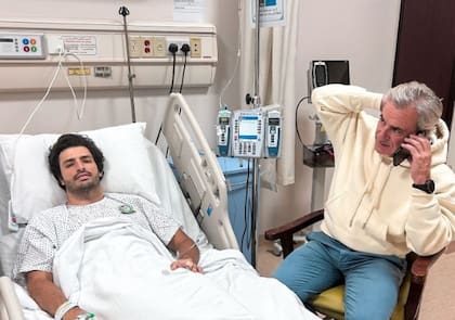 Dos semanas atrás, en Yedá: convaleciente, tras la intervención quirúrgica de apendicitis, Carlos Sainz Jr. al cuidado de su padre, Carlos, múltiple ganador del Rally Dakar y dos veces campeón del mundial de rally