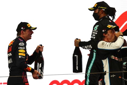 Dos semanas atrás, Max Verstappen y Lewis Hamilton compartieron el podio en el Gran Premio de Qatar; ahora, en Arabia Saudita, el neerlandés y el británico protagonizarán un nuevo duelo, en el que el piloto de Red Bull tendrá la chance de consagrarse campeón de Fórmula 1.