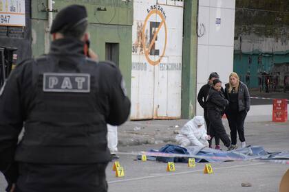 Dos sicarios asesinaron a un hombre en la puerta de una distribuidora en Rosario