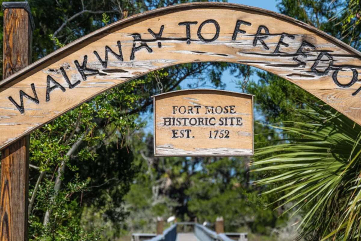 Dos siglos antes de que se aboliera la esclavitud, en la Florida dominada por los españoles una pequeña ciudad se convirtió en refugio para esclavos huidos.