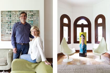 Los dueños de casa, retratados delante de una obra de Luisa González; el cuadro en la pared opuesta es de la misma artista. Del otro lado, sillas vintage flanquean la escultura móvil ‘La Pareja’, de Olivier Derveloy.