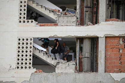 Dos sismos consecutivos de magnitudes 7,2 y 7,5 sacudieron Venezuela la noche del miércoles y provocaron la muerte de al menos 164 personas y casi mil heridos, además de un número indeterminado de desaparecidos entre escombros en varias zonas del país.