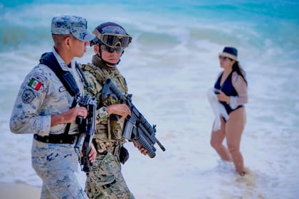 Dos soldados, de patrulla el miércoles en las playas de Cancún (México)