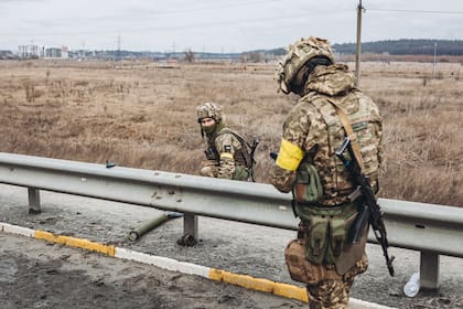 Dos soldados del ejercito ucraniano caminan por una carretera de Irpin en Ucrania 
 POLITICA Diego Herrera - Europa Press�