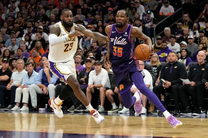Dos superestrellas de la historia de la liga, LeBron James y Kevin Durant, se asocian en el seleccionado estadounidense para conseguir la medalla dorada olímpica en París 2024.