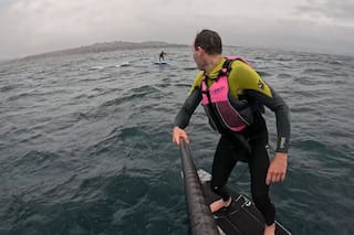 Dos surfistas fueron perseguidos por un tiburón blanco y grabaron un terrorífico video