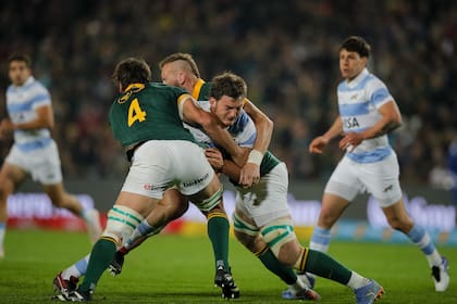Dos tackles sudafricanos frenan al segunda línea argentino; Rubiolo es quien más minutos de acción tuvo en los Pumas en el ciclo de Felipe Contepomi.