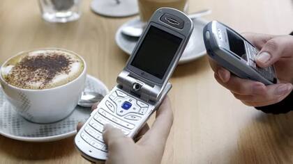 Dos "teléfonos tontos" fotografiados en 2005, dos años antes de que Apple lanzara su primer iPhone y 11 años antes de TikTok