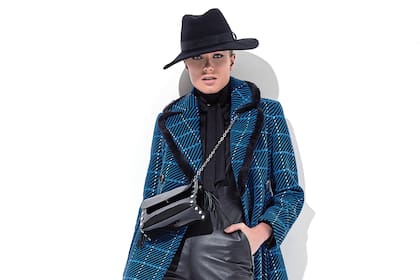 Dos tonos fríos que se llevan muy bien en cualquier equipo. En diversas texturas, mucho cuero y paños lisos, con rombos y arabescos