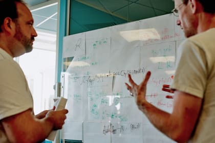 Dos trabajadores de Prowler, una compañía que busca automatizar decisiones corporativas