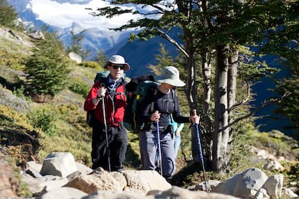 Dos trekkers durante el ascenso a la base de las Torres del Paine