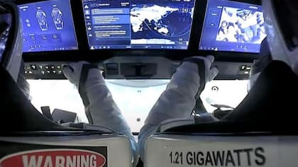 Dos tripulantes de SpaceX realizan verificaciones de instrumentos durante el amerizaje.