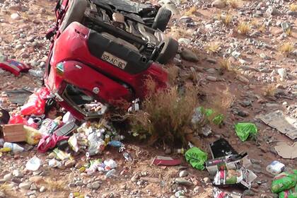 Dos turistas chilenos perdieron el control de su auto y cayeron por un barranco de 15 metros