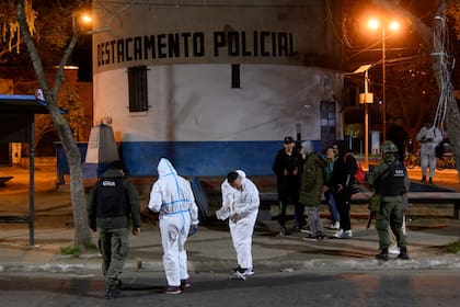 Dos unidades policiales fueron atacadas en Rosario luego del fallo en contra del líder de Los Monos