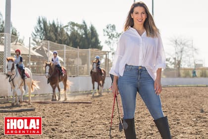 Dos veces por semana Cinthia lleva a sus hijas Francesca (6) y las mellizas Charis y Bella (7) a clases de equitación en Equestria Salto y Polo, en el partido de Tigre