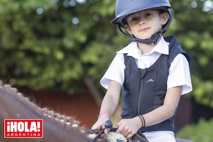 Dos veces por semana, la hija de Nito Uranga y Sol Estevanez monta a su yegua Flicka y recorre la pistas del Club Hipico Argentino