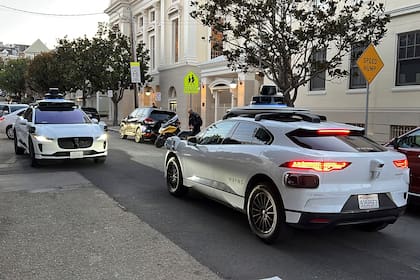 Dos vehículos autónomos de Waymo en San Francisco el 15 de febrero del 2023. (AP foto/Terry Chea)