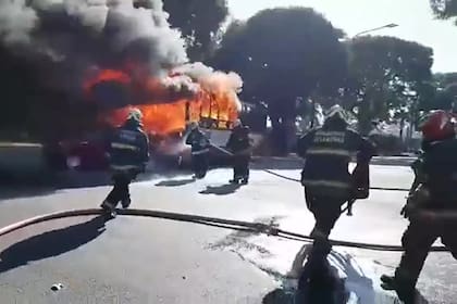 Dos vehículos se incendiaron en Núñez luego de chocar