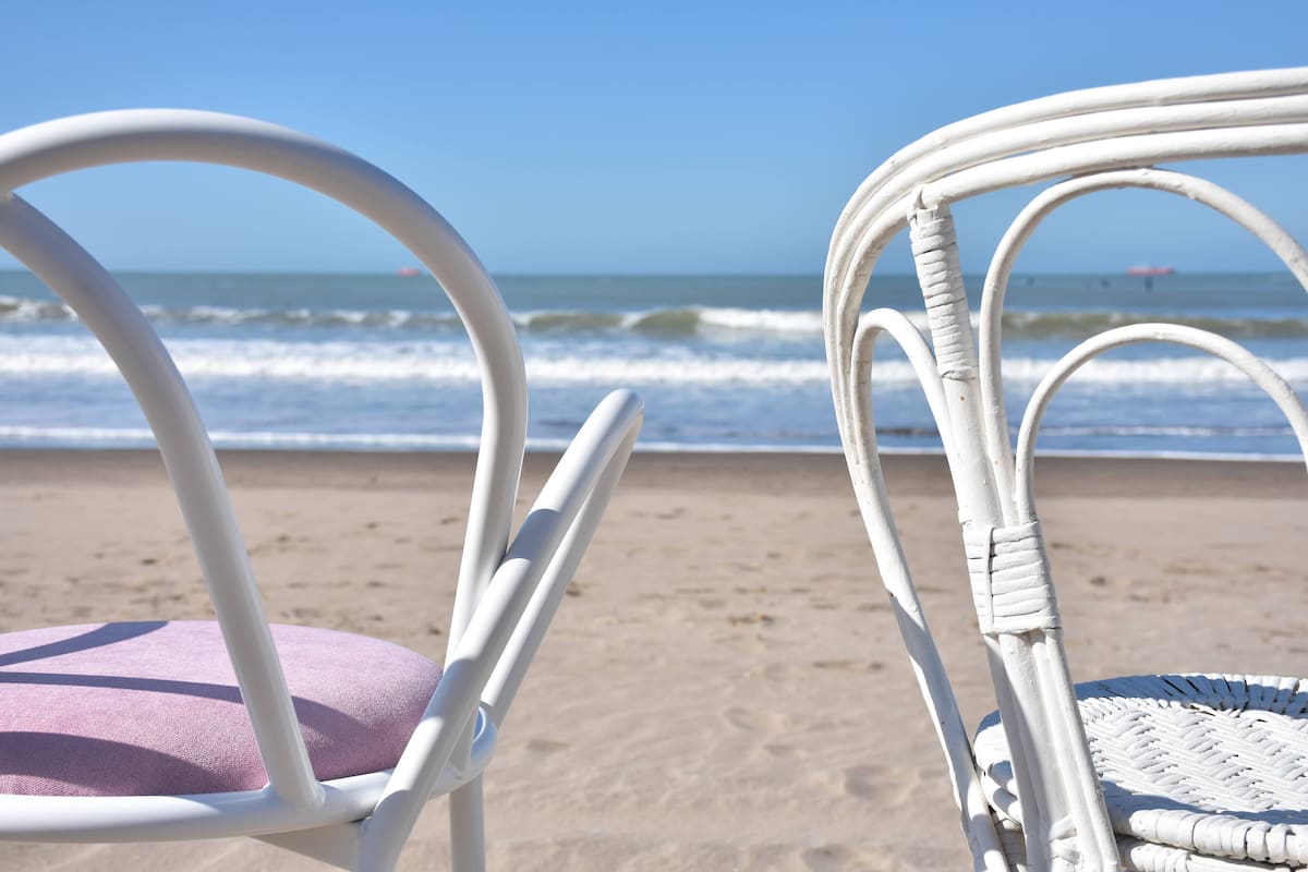 Dos versiones de la silla "Mar del Plata"