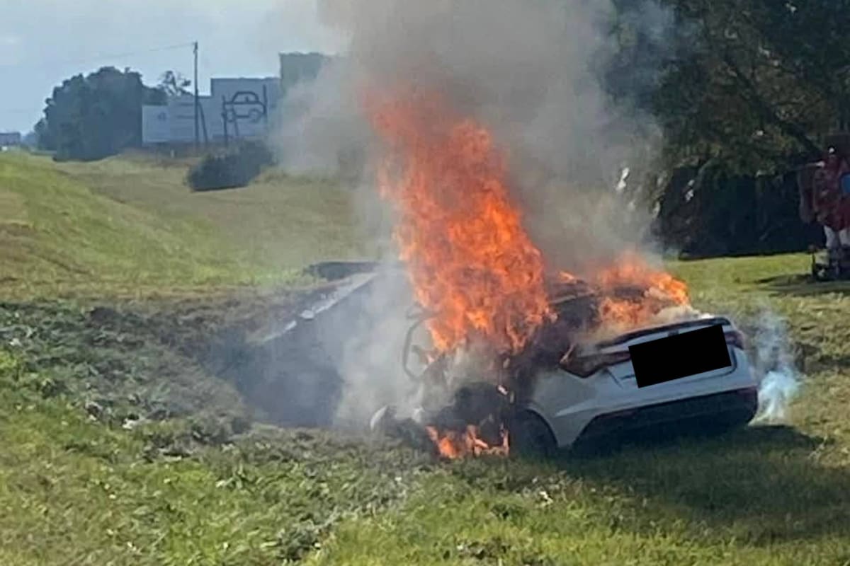 Dos víctimas fatales: un auto despistó en la Ruta 2, chocó contra una alcantarilla y se prendió fuego.