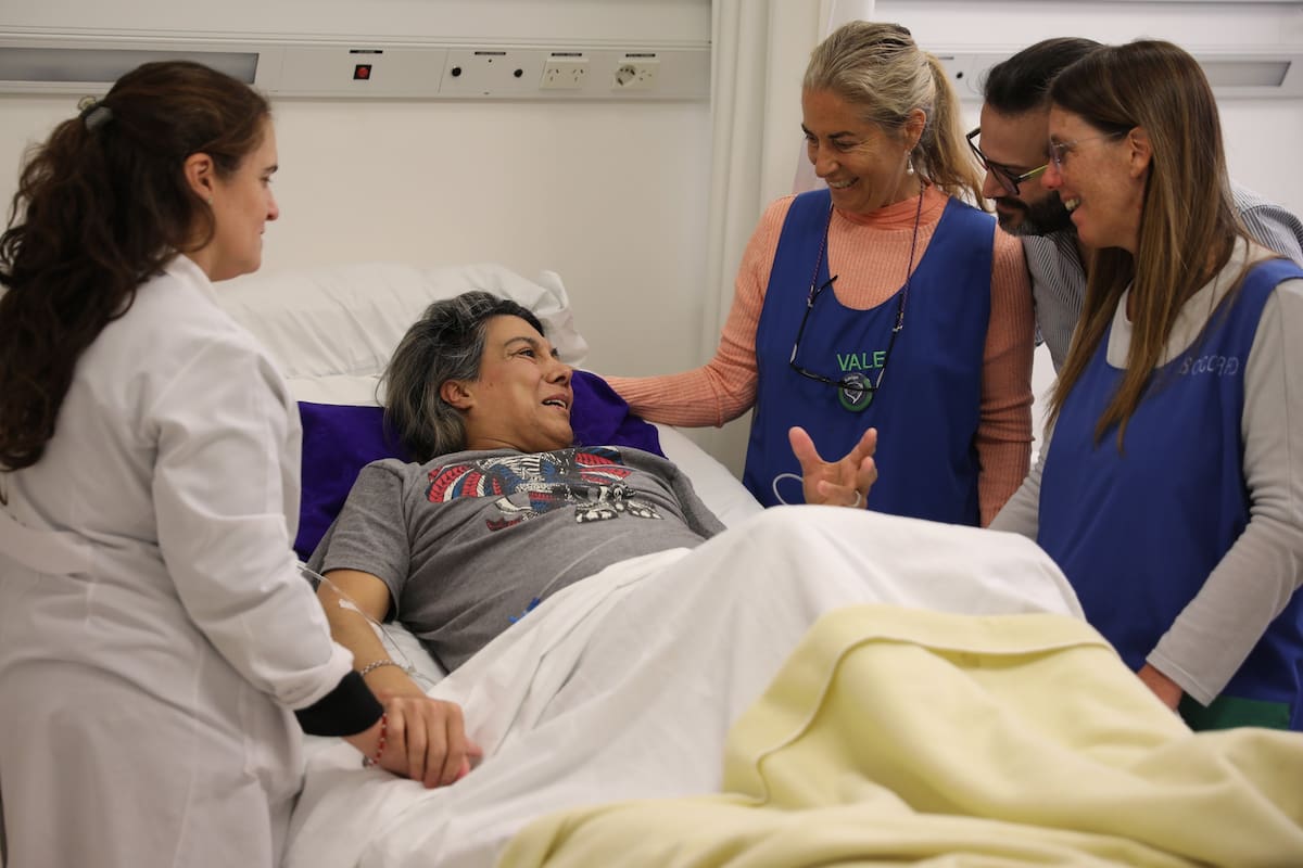 Dos voluntarias del Hospice San Camilo y médicos del Hospital de Vicente López, junto a un paciente