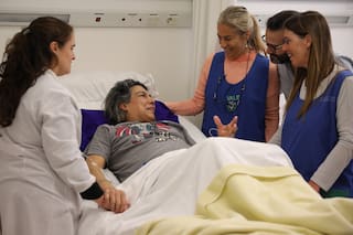 Van a hospitales y a casas para acompañar en el final de vida