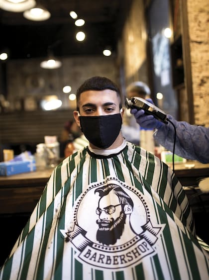 Douglas (18) Cliente. ¿Qué es lo que más extrañabas de venir a la peluquería/barbería? Extrañaba tener un lindo corte, charlar un rato con alguien.