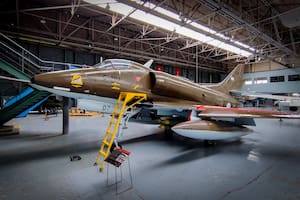 Los aviones de la Guerra de Malvinas que pueden visitarse en un museo junto al de Antoine de Saint-Exupéry