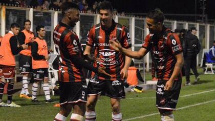 Douglas dio el golpe en Campana