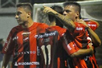 Douglas festejó ante Atlético Paraná