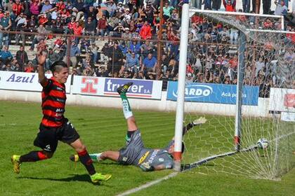 Douglas festejó con el gol de Alan Aguirre