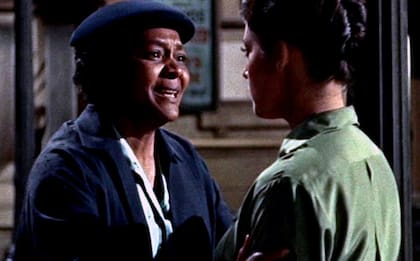 Douglas Sirk dio protagonismo al conflicto racial mucho antes de las consignas "black is beautiful" de los 60, tensando los espejismos de armonía en una sociedad en la que los cambios se iban a acelerar sin remedio.