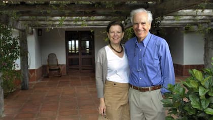Kristine, junto a su esposo Douglas, que falleció en 2015, en su casa de los Esteros del Iberá